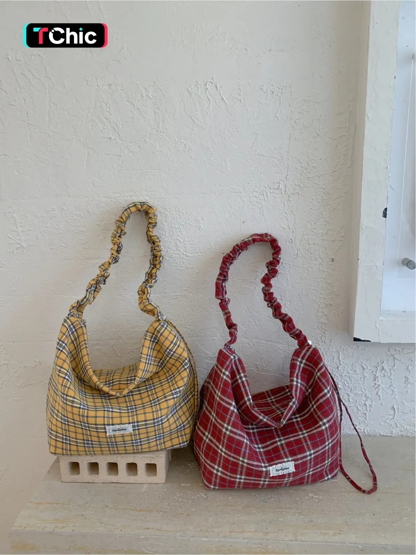 Large capacity plaid shoulder bag with drawstring design, sweet girl style, lightweight and comfortable armpit bag, college style, lightweight and comfortable pleated shoulder strap handbag, Underarm Shoulder Purse, Casual Crossbody, Fashion Shoulder Bag