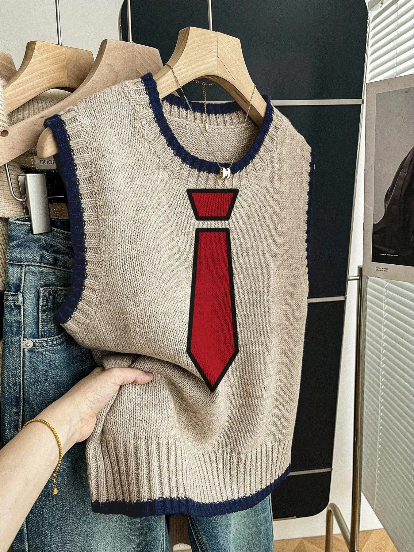 One piece, Women's spring/summer casual-retro loose-fit round-neck sleeveless sweater vest knit top, Colorblock casual knitted vest, Deep blue contrast trim, red-scarf patchwork print, Knit vest tops