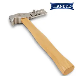 Magnetic Roofing Hammer, Magnetic Roofing Hammer Designed to Improve Efficiency, Roofing Axe with Solid Wood Handle, A Roofing Tools That Can Be Used to Quickly Nail Roofing Nails And Felt Caps