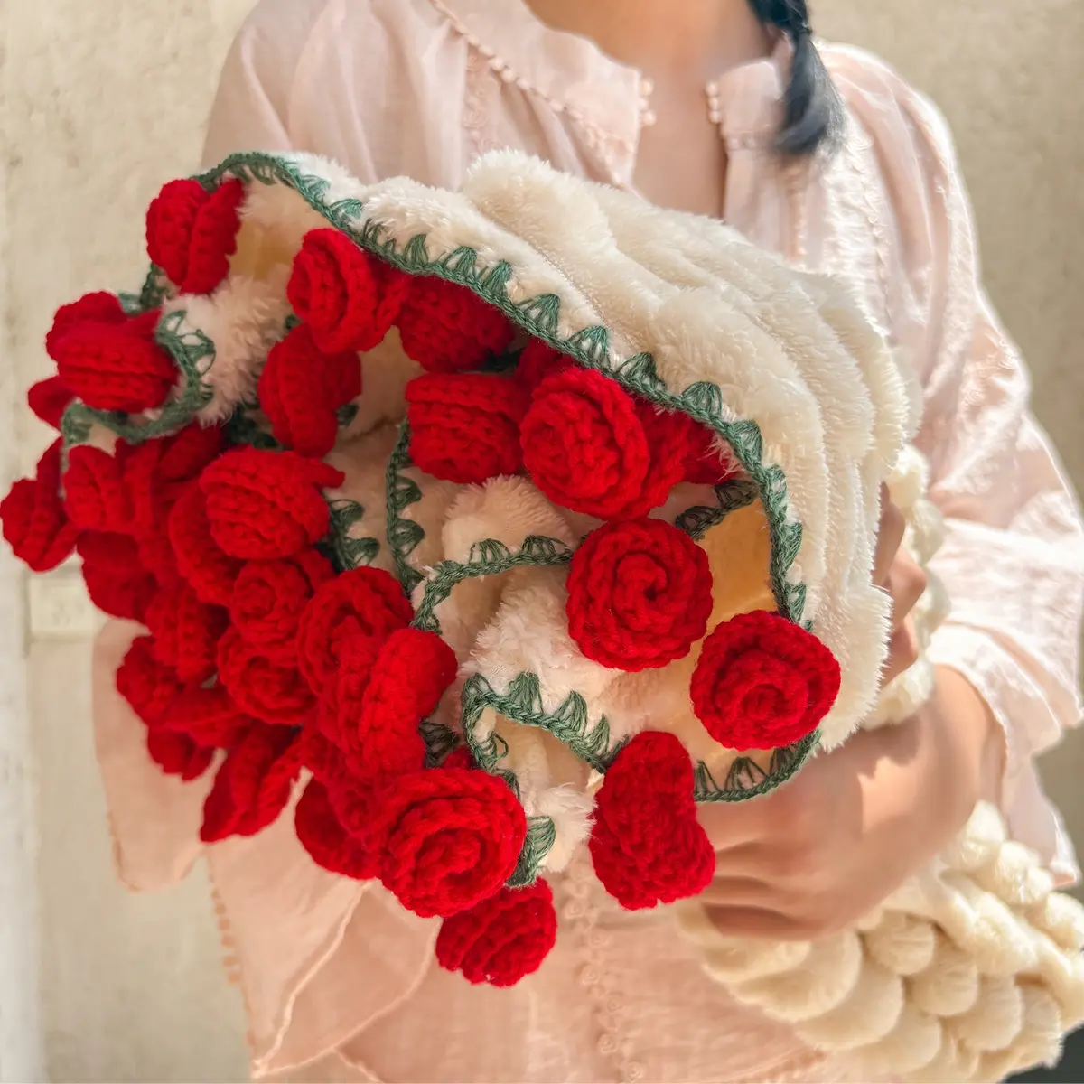Handwoven Rose Plush Floral Handmade Blanket – Luxury Round Throw That Folds Into a Flower, Perfect Gift for Lover, Mom, or Friend – Ideal for Living Room, Bedroom, or Outdoor Photos – 65/100/150/200cm Diameter