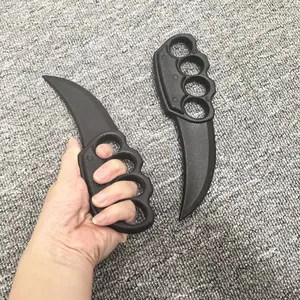 2-Pack Plastic Claw Hand Grips for Cosplay, 4-Finger Glove Props for Practice, Perfect for Festivals and Gifts