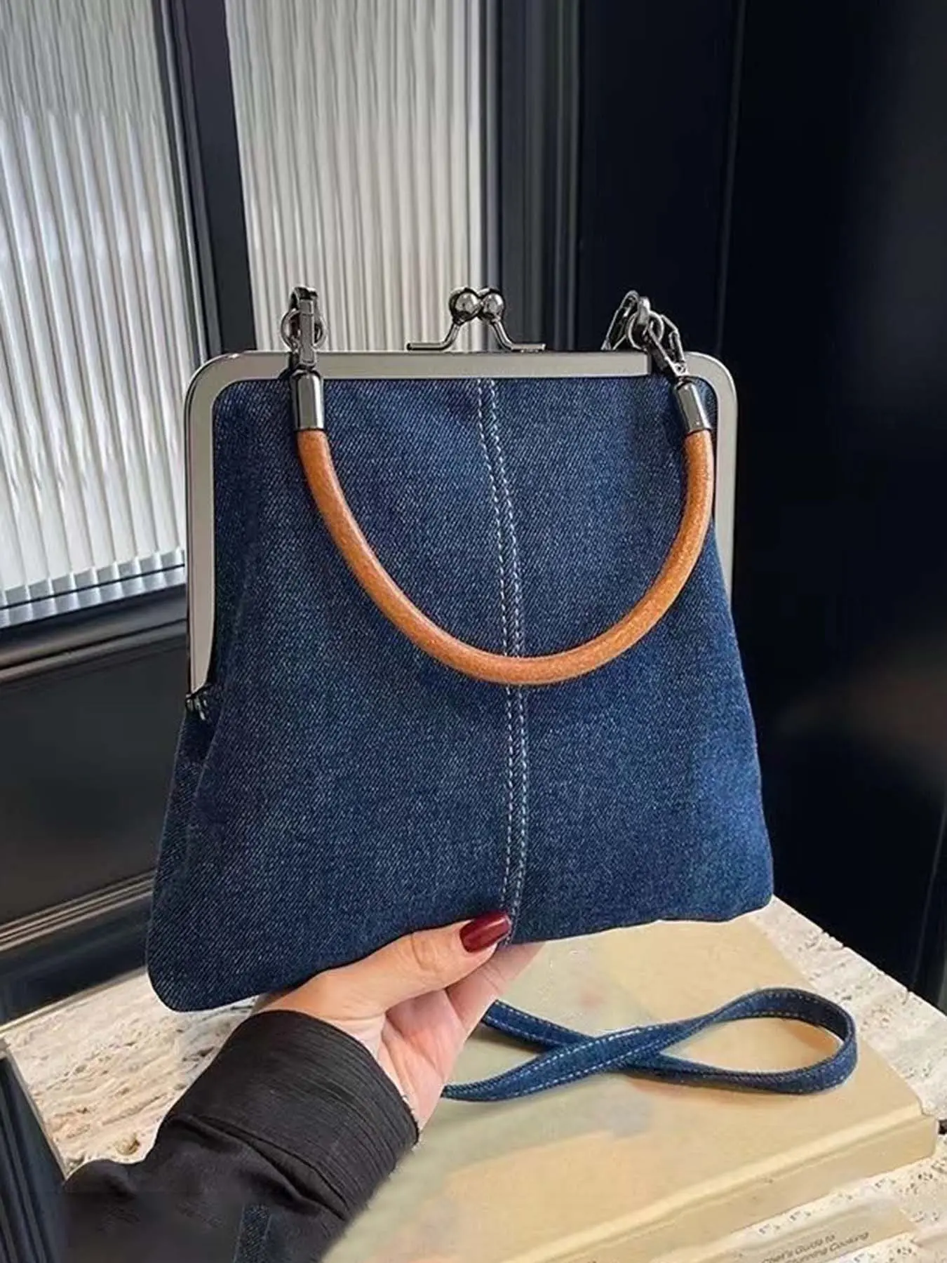 Niche denim patchwork design shoulder messenger bag, Fashionable crossbody bag, metal buckle closure shoulder bag, retro practical multi-color optional, suitable for daily commuting, shopping and dating, Crossbody Handbag, Fashionable bags