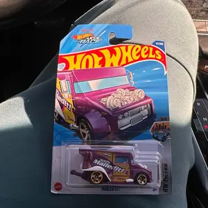Hot Wheels Treasure Hunt "Mailed It" with 6 Pieces of Fun and Engaging Design