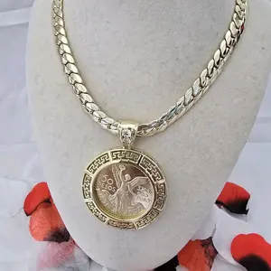 Gargantilla de hombre con dije del centenario oro laminado de 14k