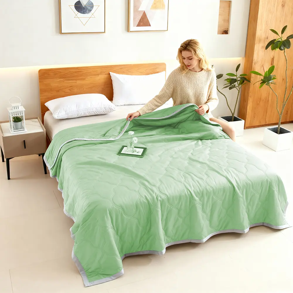 1pc Innovative Soundwave Design Cooling Blanket - Ultra Soft, Thin, Cozy Quilt, Breathable All-Season Reversible Stain Resistant Comforter for Hot Sleepers, Lightweight Bedding for Bed, Travel, Machine Washable Easy-Care Green Quilted Throw, Perfect Gift,
