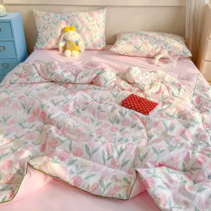 1pcs Pink Tulip Print Summer Lightweight Quilt Ultra-soft and skin-friendly air-conditioning quilt, summer cooling blanket Floral Print Quilt Ideal for summer use in bedrooms, offices, beds, living rooms, and home relaxation, Soft Lightweight Quilts