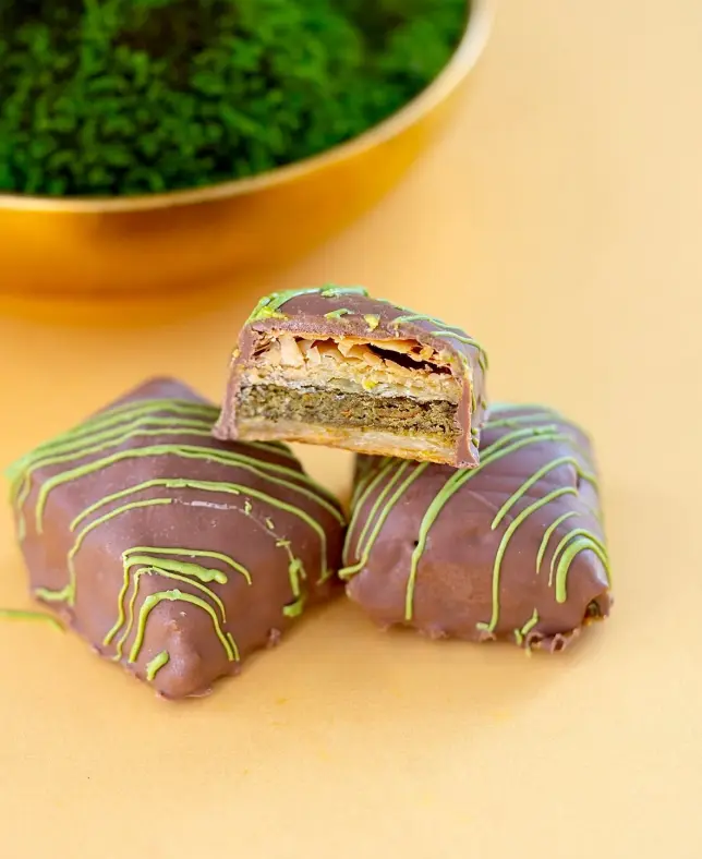 Farhat Sweets Dubai Chocolate Baklava Delight - Rich Taste from Dubai - Perfect for Chocolate Lovers - Convenient Packaging - Delightful Choice for Enthusiasts