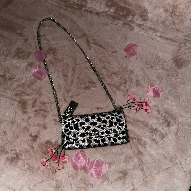 Cheetah Print Crossover Bag - Stylish and Versatile Accessory for Everyday Use