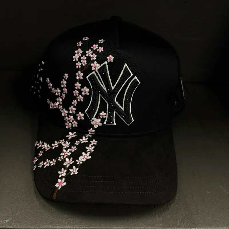 Gorra negra con flores visera de gamuza