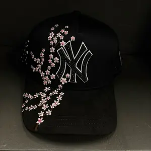 Gorra negra con flores visera de gamuza