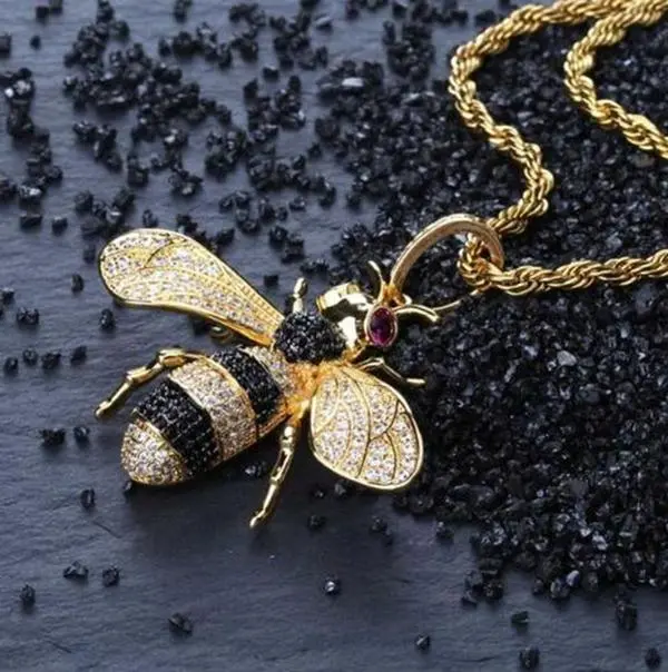Luxury Bee Pendant Necklace Honeybee Charm Statement Necklace Hip Hop Fashion Jewelry, Bumble Bee Necklace, Designer Inspired Bee Pendant, Trendy Animal Charm Necklace for Women Men, Fashion Gift, Streetwear Jewelry, Unique Bee Lover Necklace