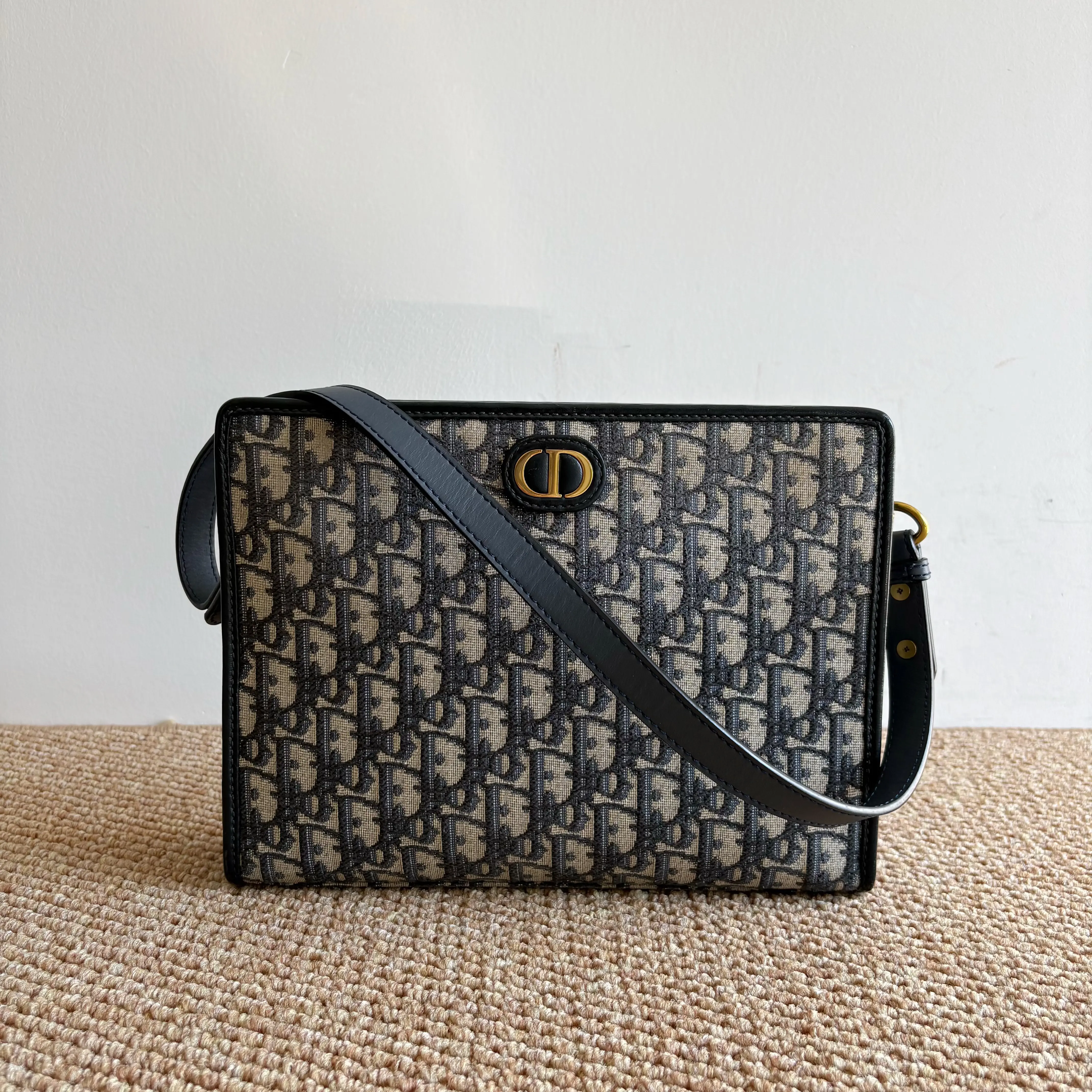 Pre-owned Dior Authentic 30 Montaigne Oblique Embroidered Canvas Pouch Cosmetic Toiletry Pouch, Travel Toiletry Bag with Detachable Strap, Convertible Crossbody, Cosmetic Toiletry Bags