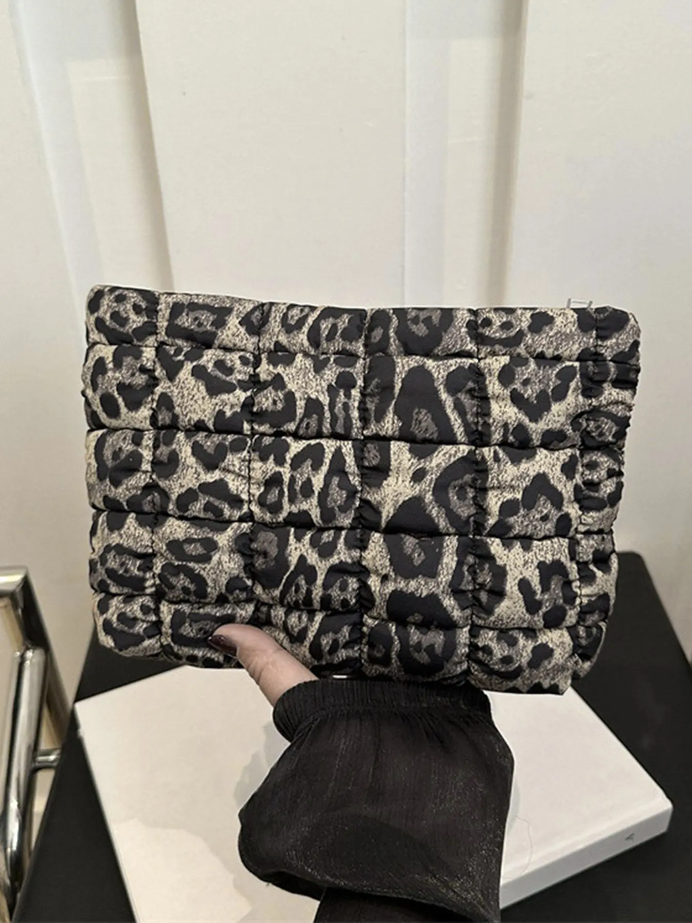 Leisure fashion  simple quilted handbag, fashionable patterned bag, small-scale pleated design, trendy  fashionable  versatile purse,  light  daily stylish personality versatile vintage  suitable shopping, dating, travel, etc., Fashion Purses