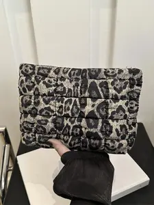 Leisure fashion  simple quilted handbag, fashionable patterned bag, small-scale pleated design, trendy  fashionable  versatile purse,  light  daily stylish personality versatile vintage  suitable shopping, dating, travel, etc.