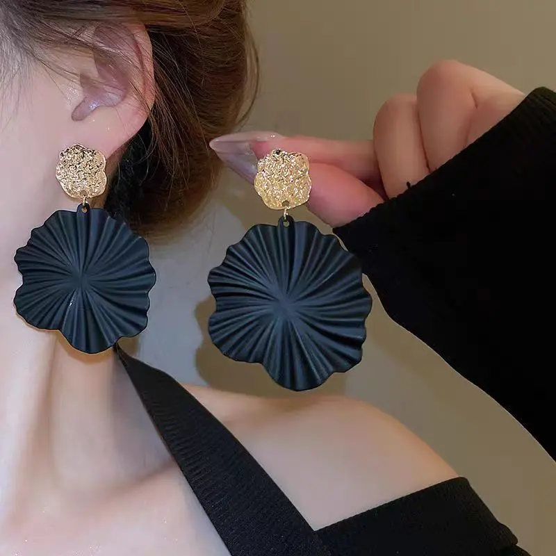 Casual fashion new black spiral flower earrings personality versatile exaggerated fashion design earrings earrings female birthday gift