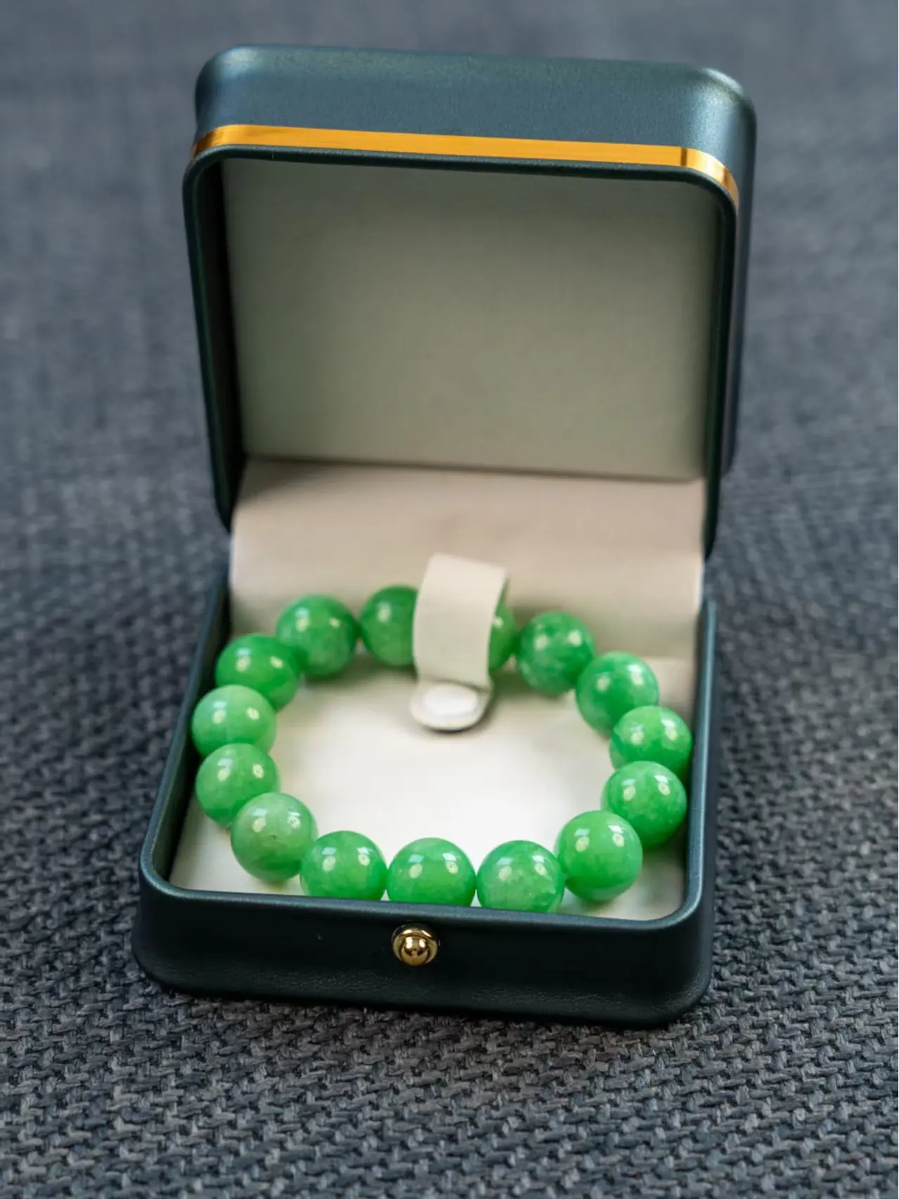 E.High Ice Royal Green Emerald Collectible Beads - Glossy Round, Translucent, Elaborate Craftsmanship - Male Adult Daily Elegant Versatile Rare Stone Carving Cultural Item