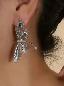Elegant Dragonfly Metal Studs Earrings for Women, Creative and Unique Party Jewelry, Perfect for Vacations and Special Occasions