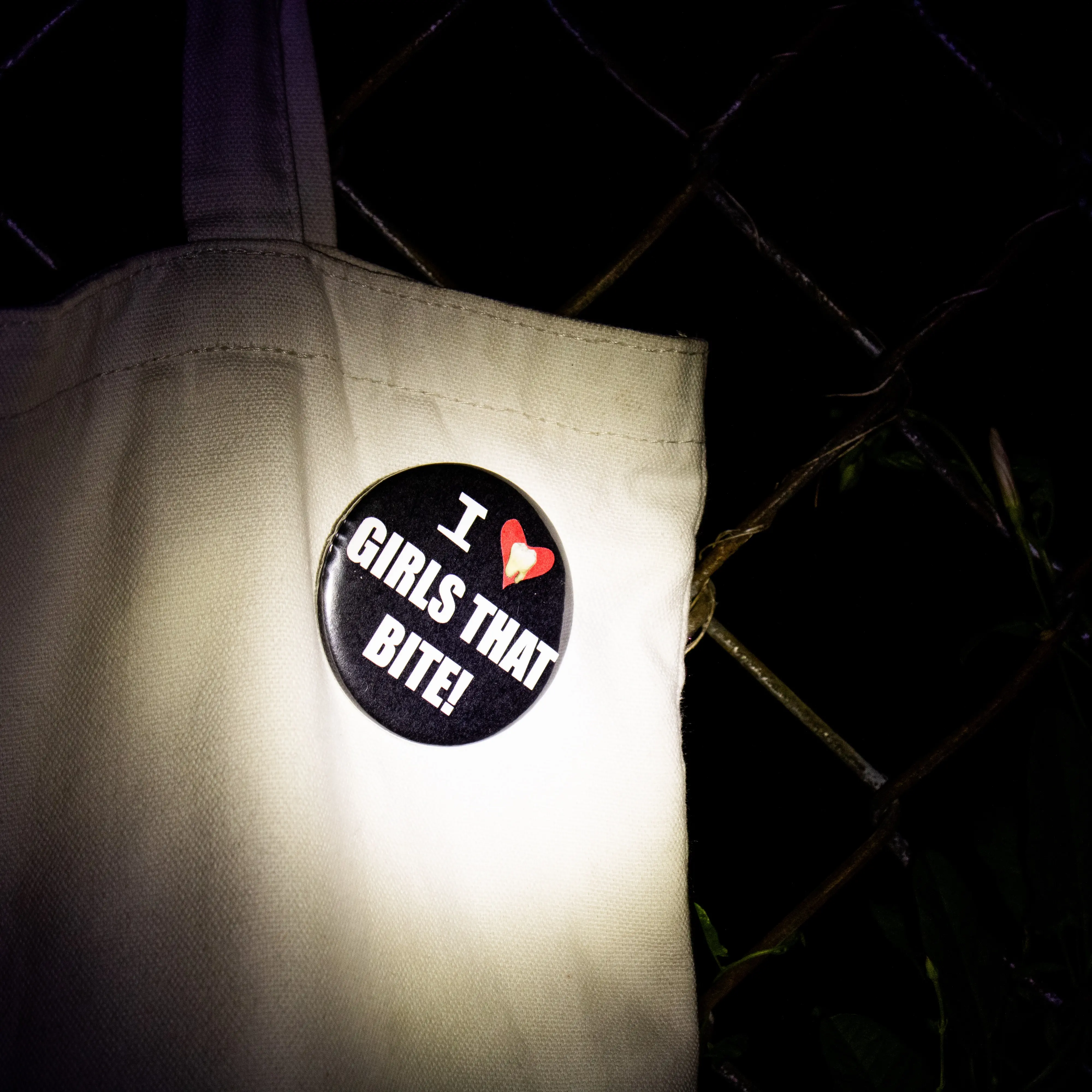 "I <3 GIRLS THAT BITE" button