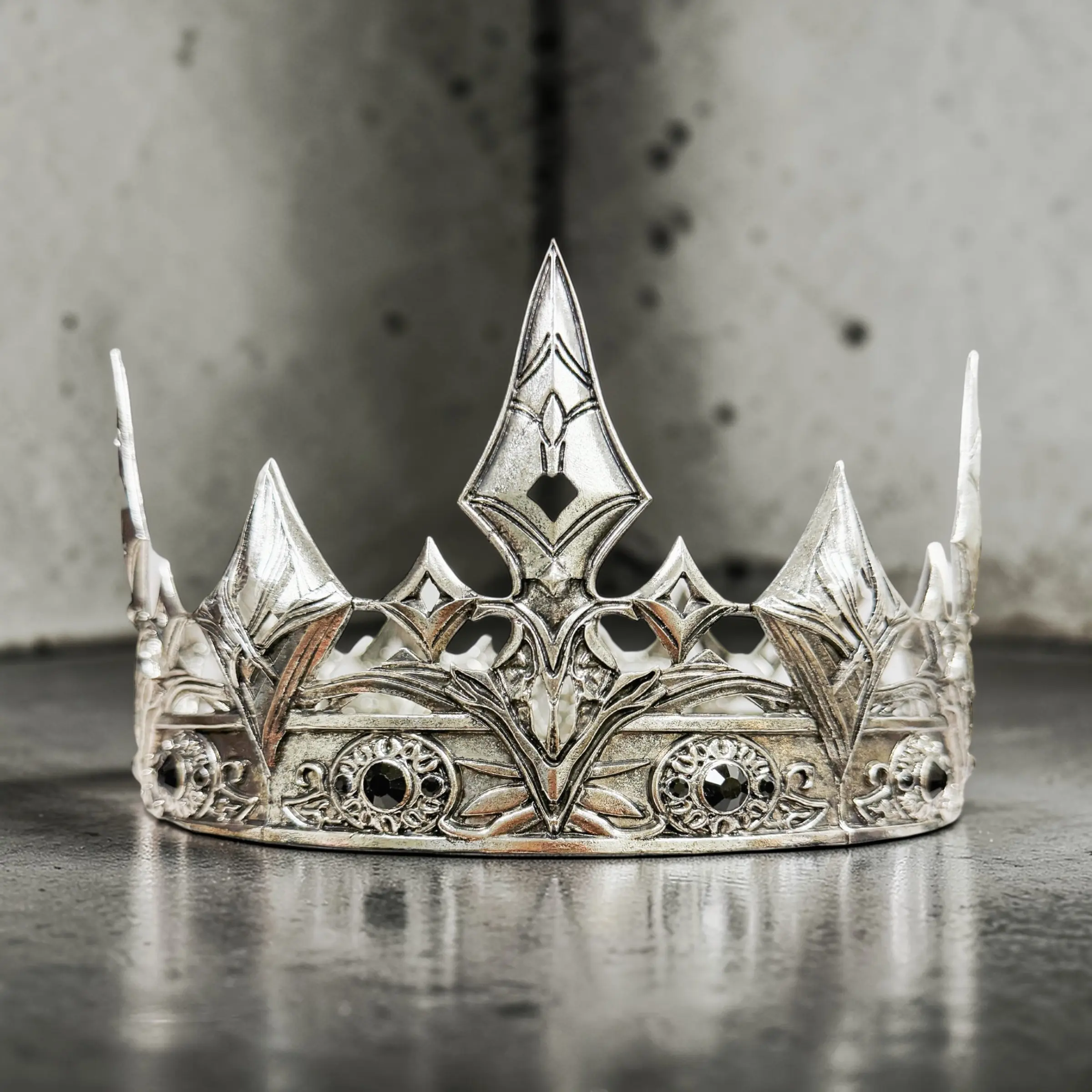 Silver Medieval Male Knight Crown - Intricate Design Royal Prince Headpiece, Regal Cosplay Headdress for Halloween Costume