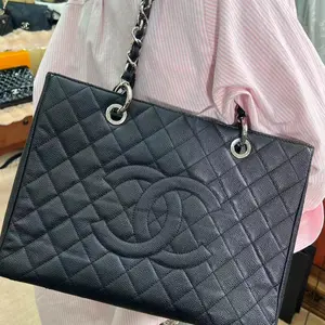 Pre-owned CHANEL Classic Tote Bag in Caviar Leather with Quilted Design and Chain Strap for Everyday Use