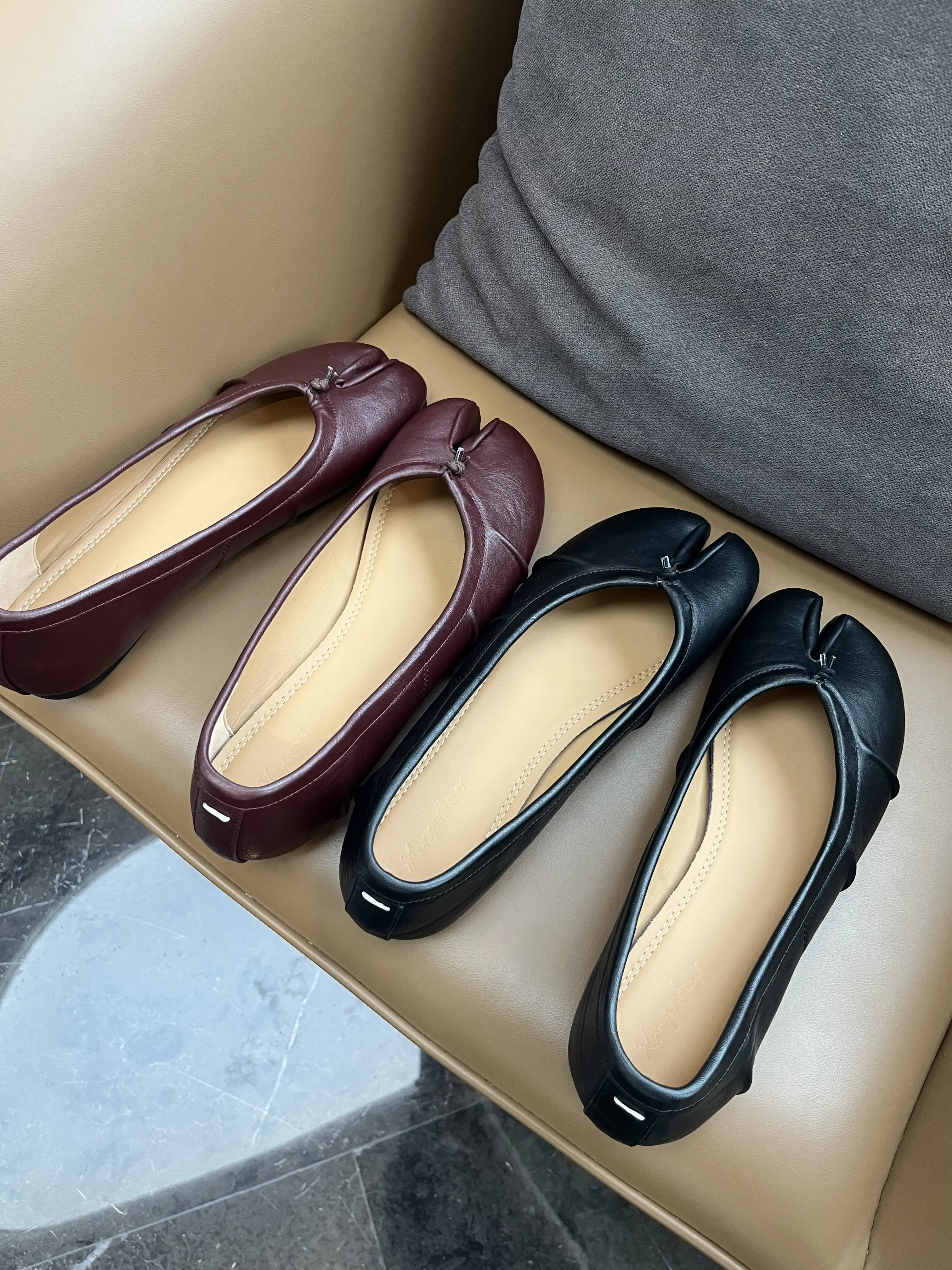 French vintage black genuine leather ballet flats, niche lace-up design with a low vamp, women’s shoes featuring a lightweight, soft sole for comfortable walking and a slim profile; refined leather with a gentle sheen; a roomy fit that accommodates variou