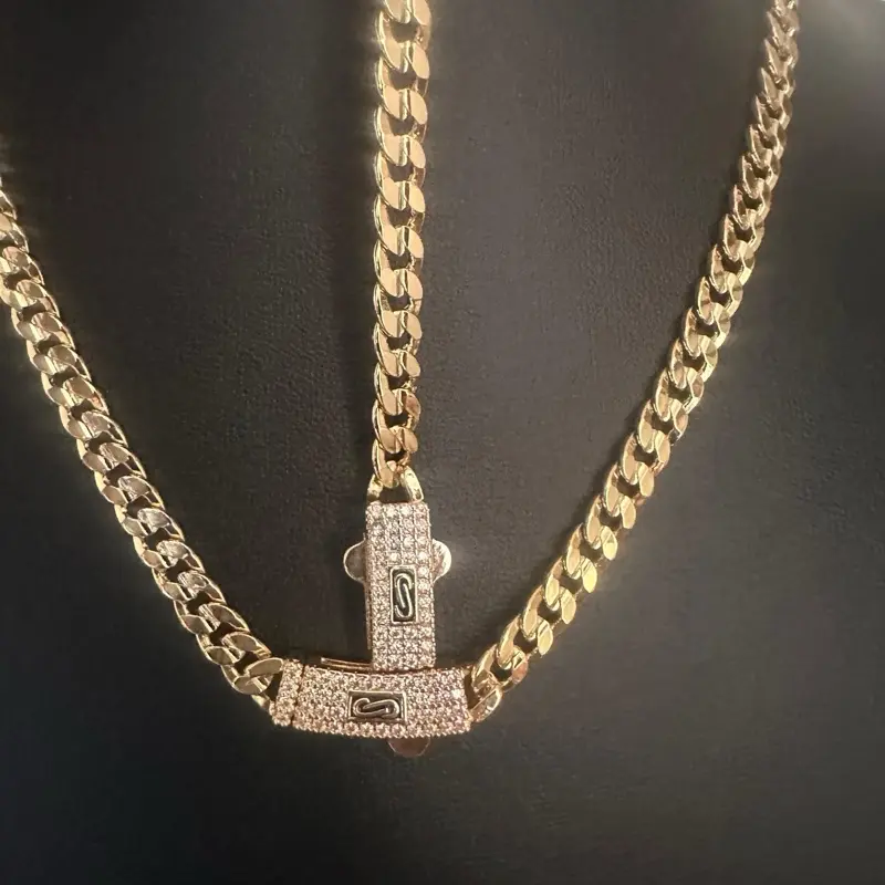 Mónaco 4mm Gold Chain Necklace with Rhinestone Pendant and Logo Design