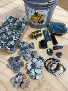 THE FLASH ONE GALLON NATURAL CRYSTAL AND SPECIMEN BUCKET