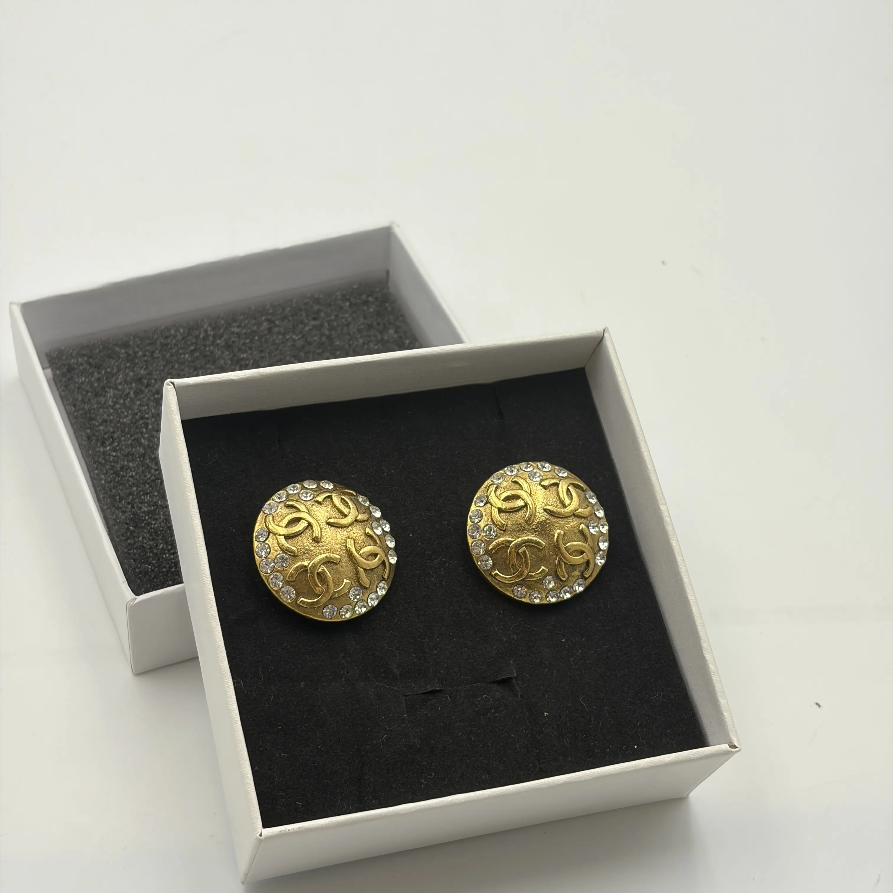 Pre-owned H5 Chanel imitation crystal double c logo medieval ear clipH20893
