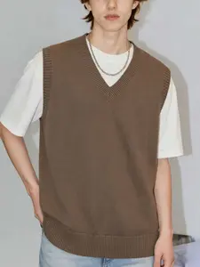 Men's V-neck solid-color knitted vest Tops, layered with a waistcoat, featuring a vintage commuting style, breathable and sweat-free, with a dropped-shoulder loose fit, machine washable, suitable for daily commuting, dating, and other occasions
