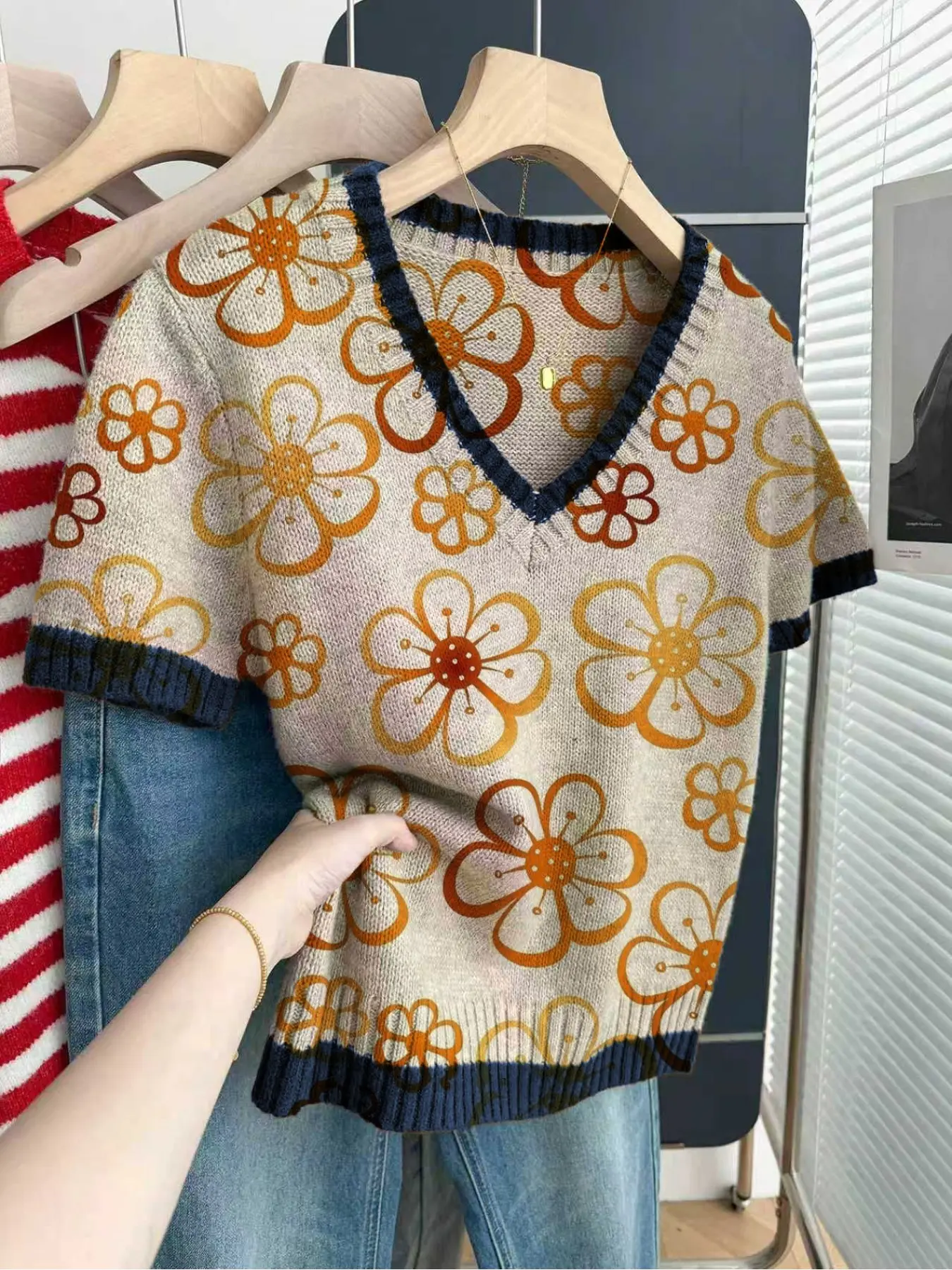 Casual loose V-neck short-sleeve knit top, Knitted Pullover with contrast trim and yellow gradient floral print. Perfect for springand summer, ideal for women's daily wear. Available in khaki and other styles