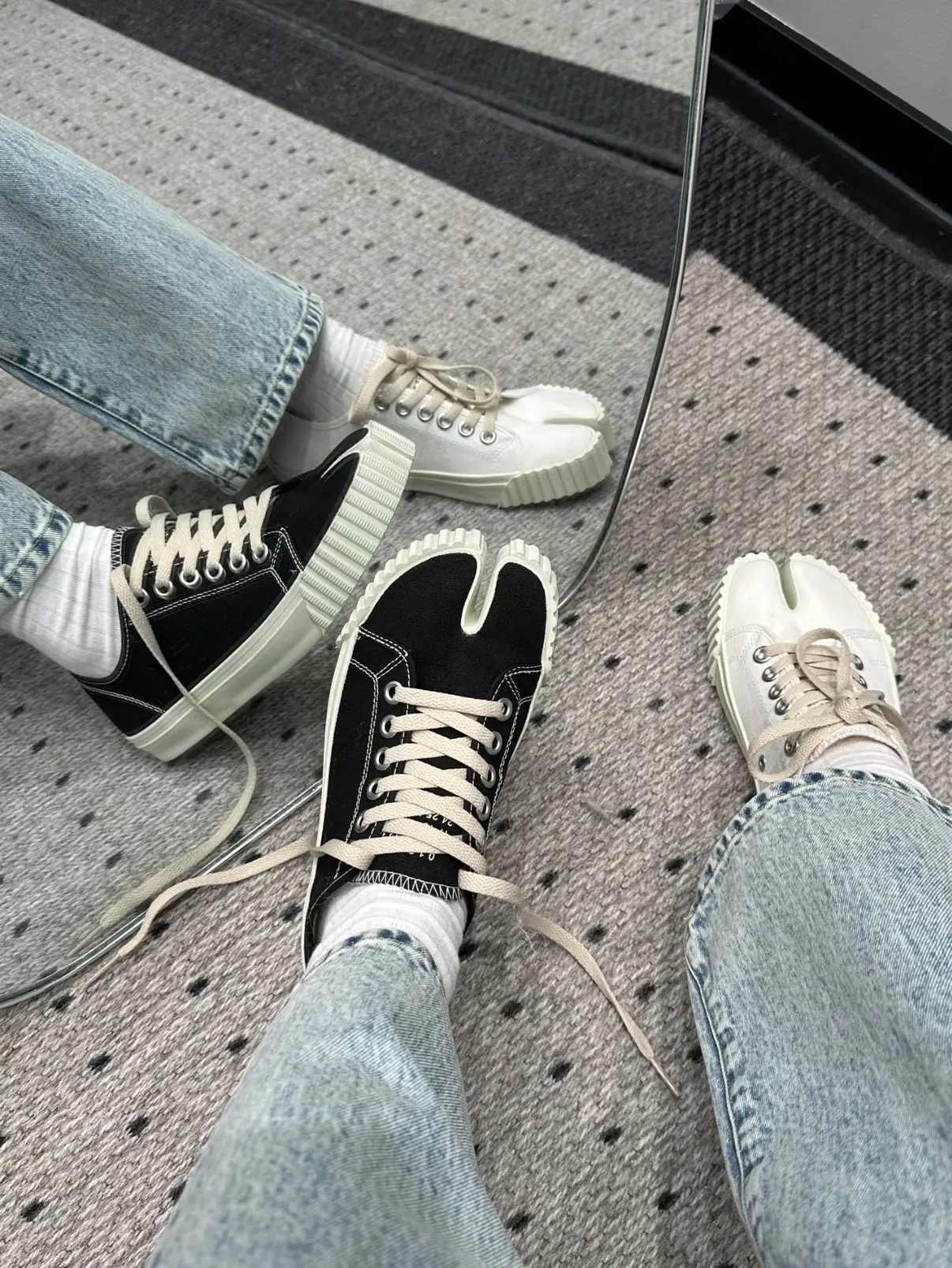 Trendy low-top women’s lace-up canvas shoes—breathable, lightweight casual sneakers for everyday wear; durable, cushioned outdoor footwear; versatile street-style shoes with a distinctive vibe; suitable for city short trips, picnics, friends’ casual gathe
