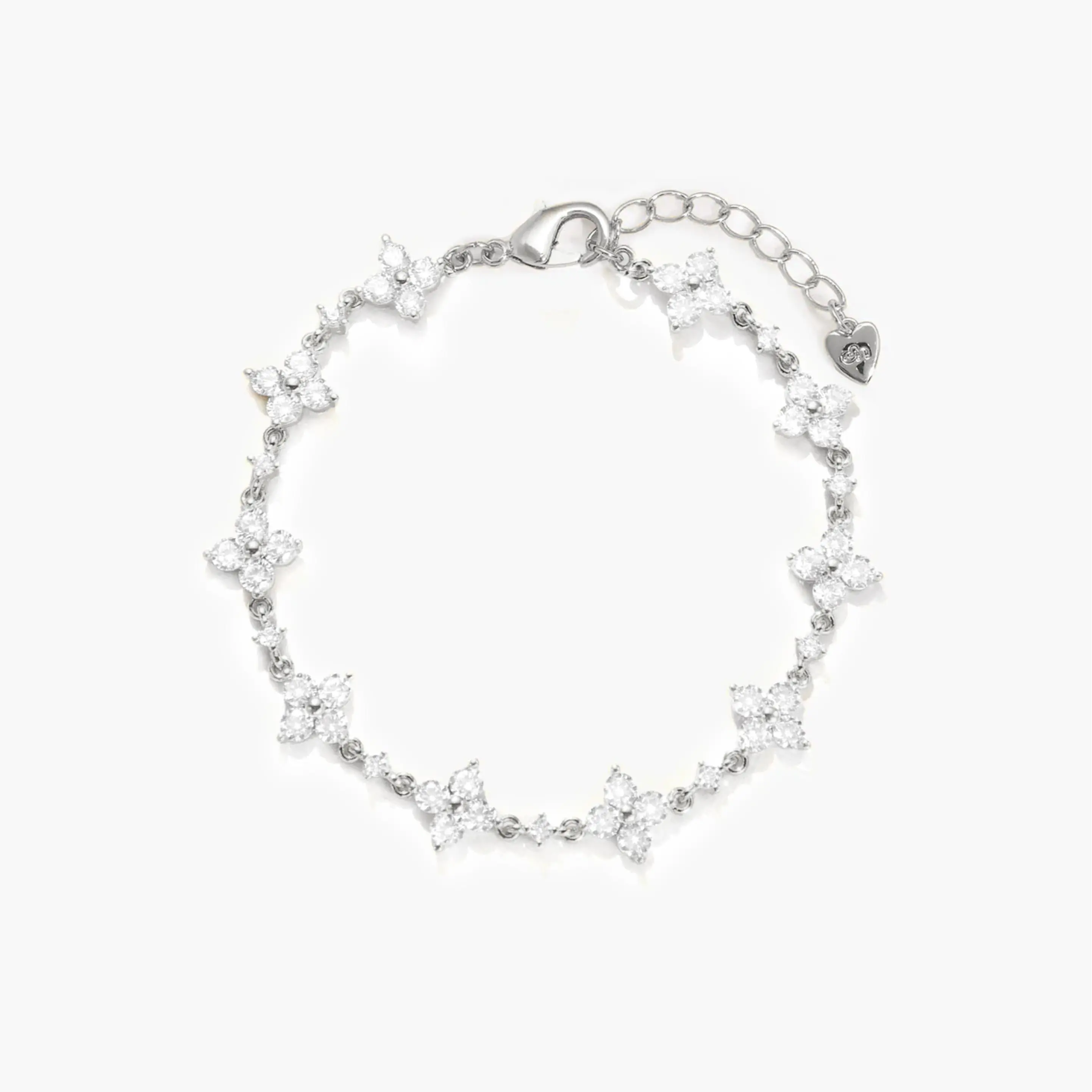 en route Sparkle Clover Bracelet in Silver, Minimalist Clover-inspired Design, Versatile Piece for Daily Wear, Layering and Chic Outfits