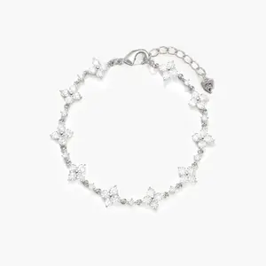 en route Sparkle Clover Bracelet, Minimalist Clover-inspired Design, Versatile Piece for Daily Wear, Layering and Chic Outfits