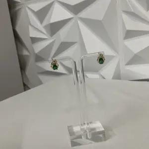 Aretes pequeños pegados con piedra ovalada en color verde con pequeñas zirconia en los bordes