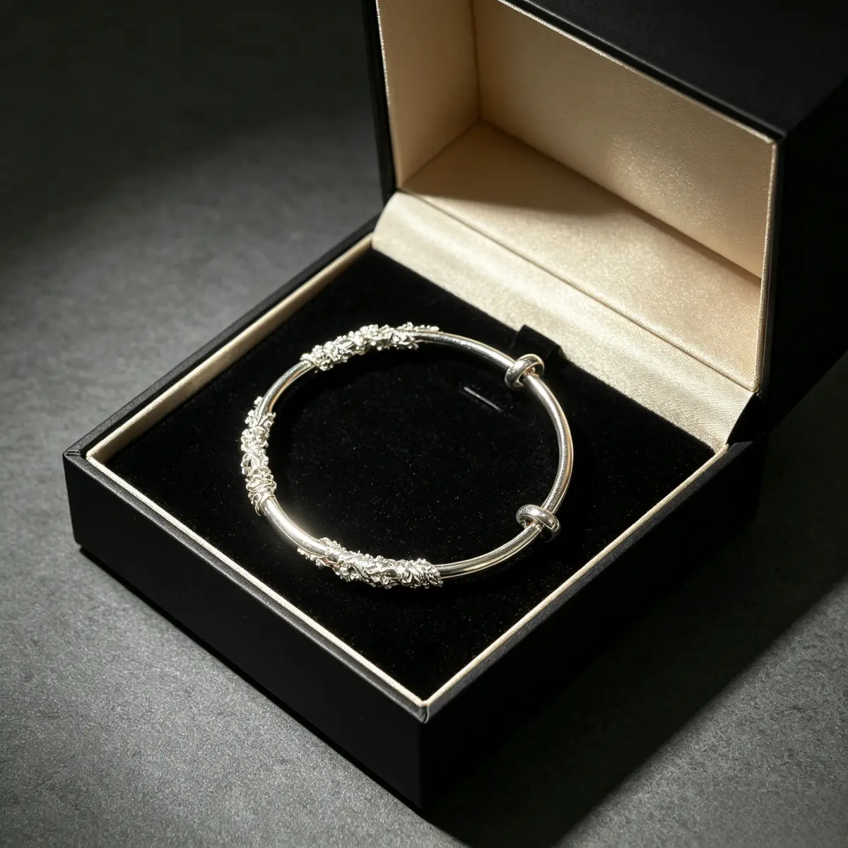 Women's Chinese Vintage Floral Silver-Plated Push-Pull Bangle Bracelet, Adjustable Zinc Alloy Wrist Ornament, Fashion Costume Jewelry Gift