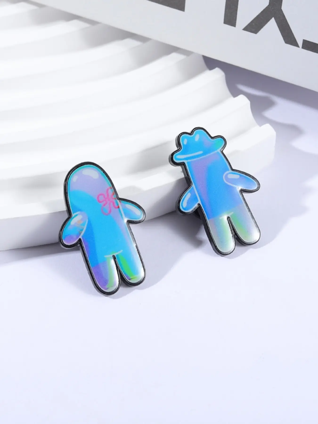 2 Piece Cartoon Animation Character Blue Bubble Doll Brooch UV Printed Pins Iridescent Gradient Style Funny Blue Figure Doll Metal Brooches Backpack Lapel Badge Jewelry Gifts