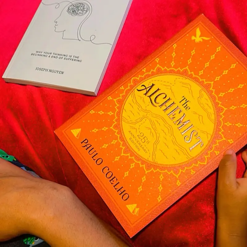 Paulo Coelho's The Alchemist - A Journey of Self-Discovery in Spanish - ISBN 9780146407502