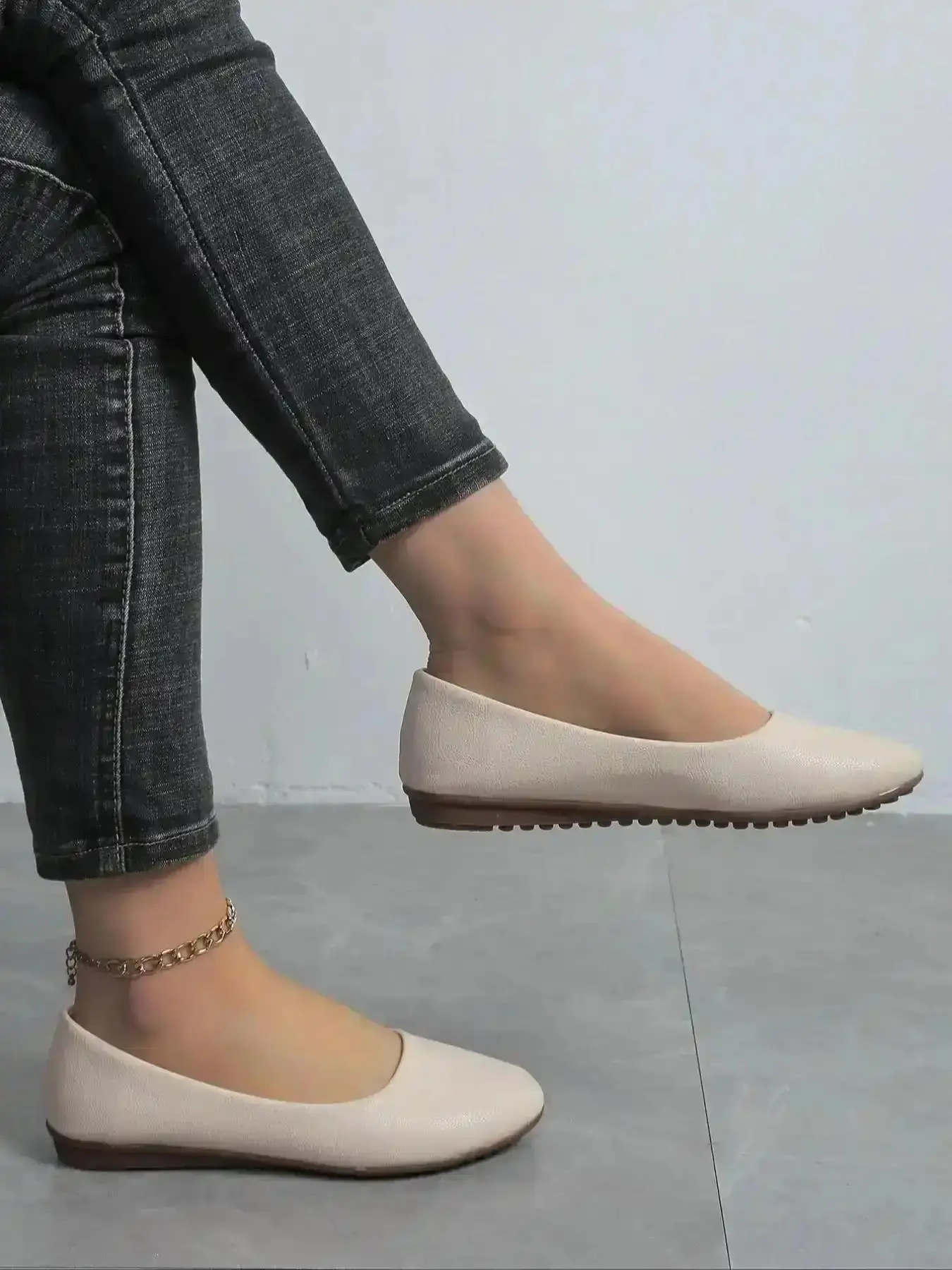 Women's Solid Color Pointed Toe Chain Decorated Ankle Strap Walking Shoes Casual Comfortable Lightweight for Daily Wear Perfect Women Girls Outdoor Flat Flats Modern Essential Stitching Breathable Versatile trendy