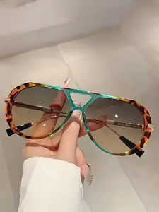 1 Pair of retro fashion ladies sunglasses, trendy casual and versatile design, suitable for daily and outdoor activities wear, provide UV protection and show elegant temperament and lightweight comfort.