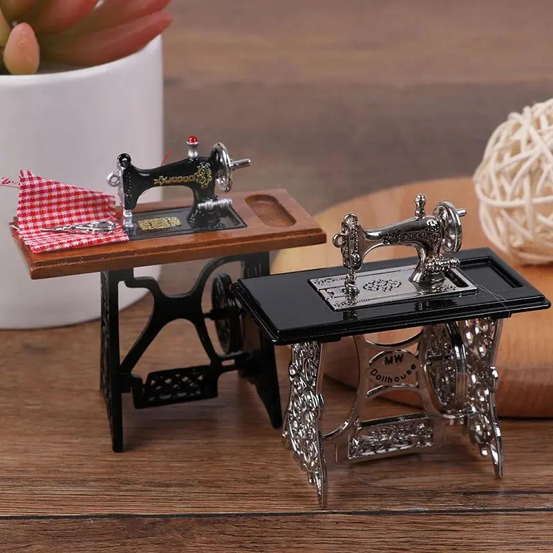 1:12 Scale Wooden Sewing Machine, Mini Decor for Dollhouse, Classic Novelty Toy for Dolls House Play