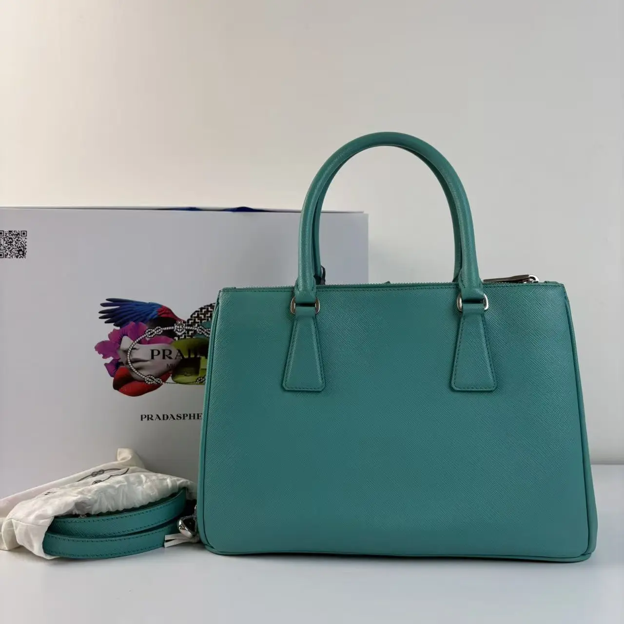 Pre-owned PRADA Green Handbag with Elegant Design and Practical Features