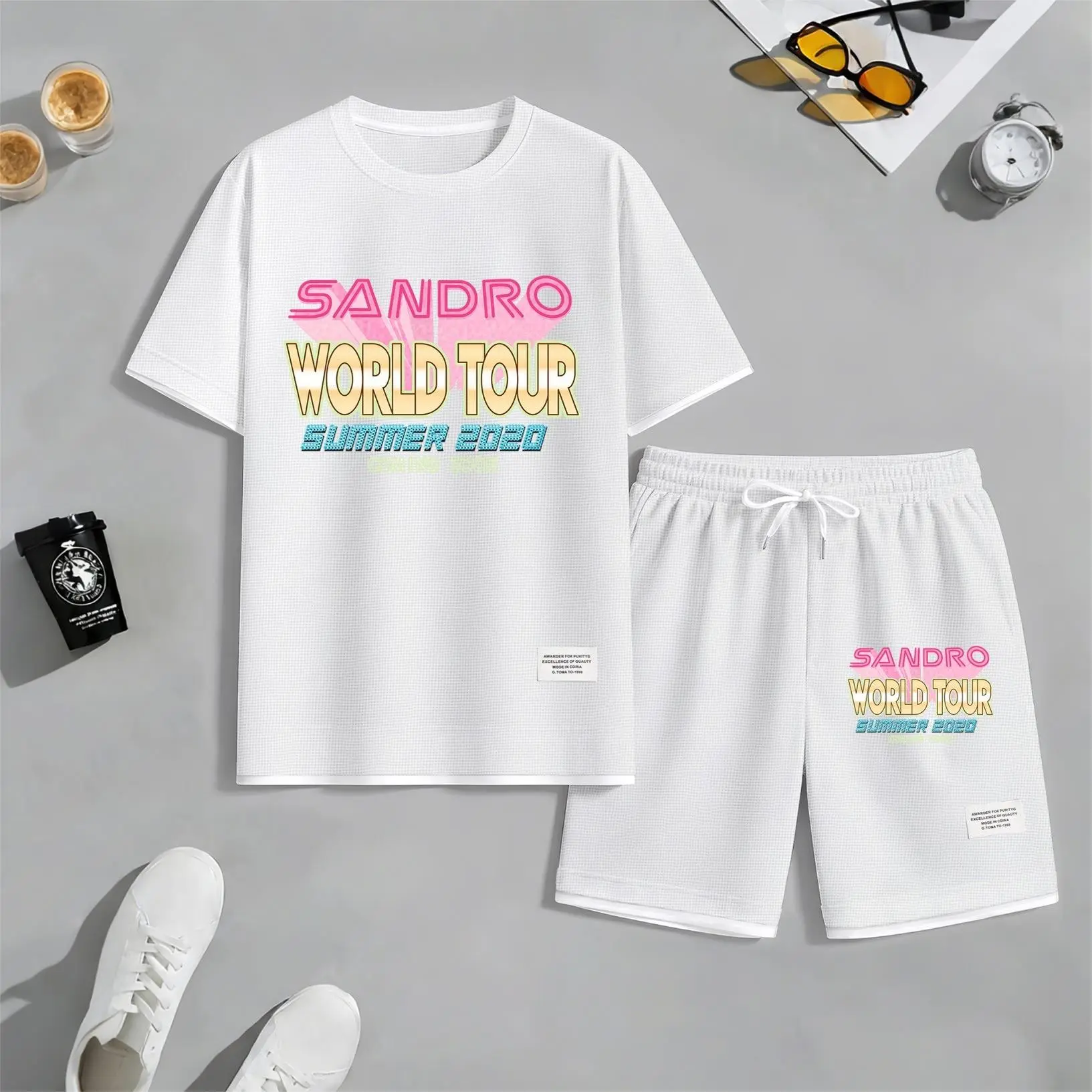 Men's retro-style printed drawstring shorts set is an ideal choice for spring and summer. The casual summer outfit includes a short-sleeved shirt and a pair of shorts, suitable for everyday wear, sports, and various other occasions.