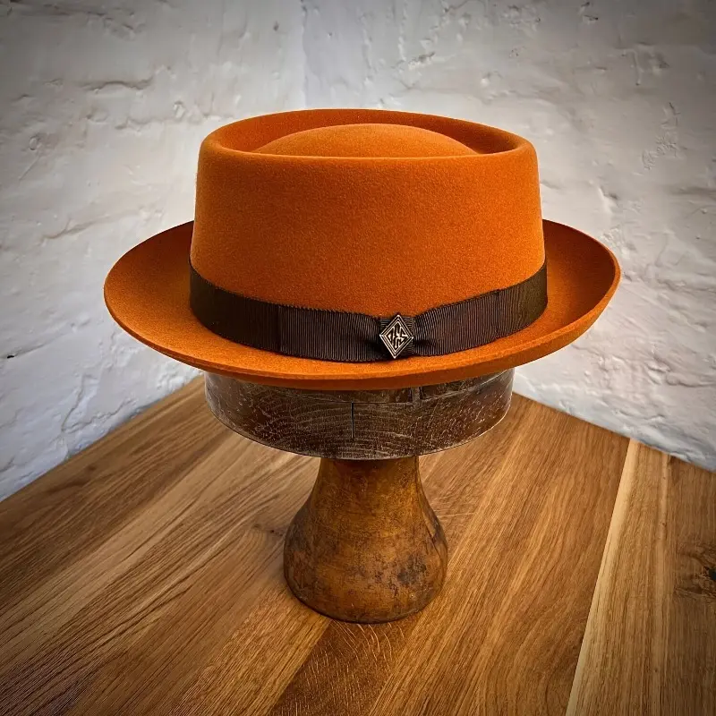 Unisex Classic Pork Pie Polyester Felt Hat with Decorative Brooch and Brown Band for Banquets & Special Occasions, Classic Hat, Anniversary, Ceremony, Felt Material, Casual, Banquet Wear, Brooch Detail, Hats For Women