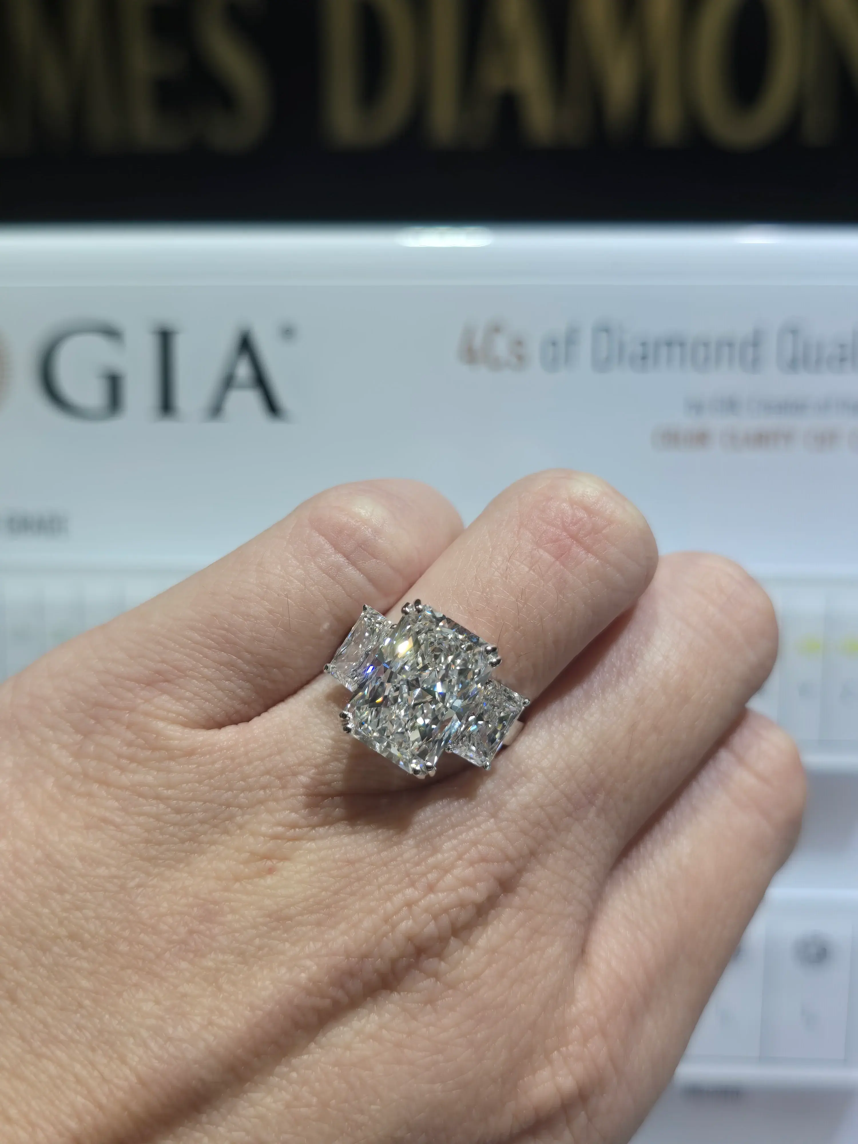 Radiant Rings 💍 8 Carat center (total 10 Carat) E/VVS2 IGI LabgrownDiamond 💎