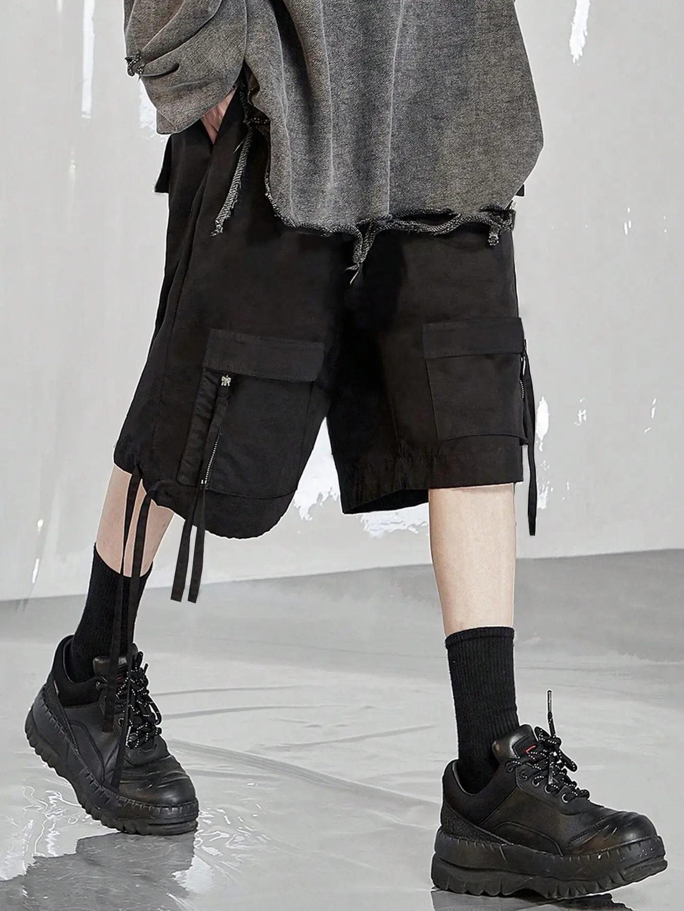 Men's Cargo Shorts, Knee Length Utility Shorts with Multi Pockets, Side Zipper Pocket, Hanging Strap Detail, Relaxed Fit Gothic Techwear Shorts for Streetwear, Hip Hop, Skate, Casual Outdoor Festival Outfits, Y2K Harajuku Rave Fashion, Travel Weekend Wear
