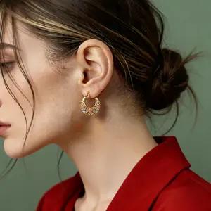 Vintage Floral Hollow Hoop Earrings for Women, Lightweight Gold Tone Flower Hoops, Minimal Everyday Dainty Earrings, Elegant Retro Jewelry Gift for Daily Wear Party