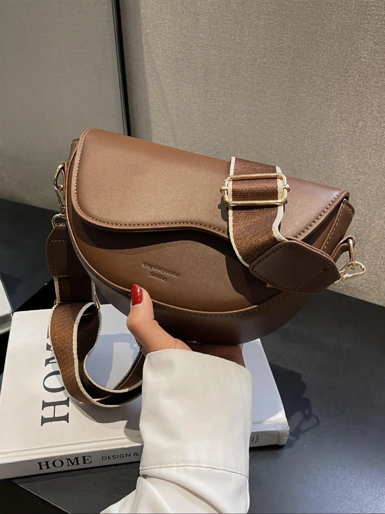 Ladies' retro casual letter pattern saddle bag, stylish flip cover design, well matched with single shoulder crossbody bag, Fashion crossbody handbag, Casual trendy purses, Casual Crossbody Bags