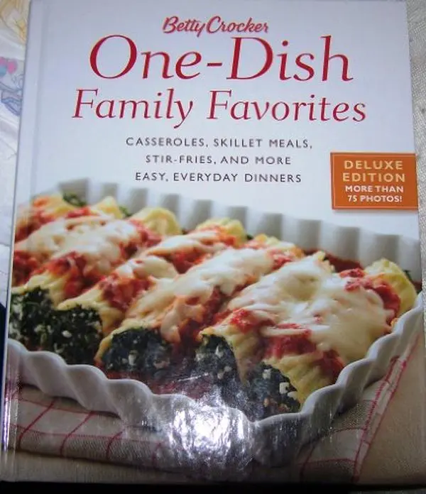 USED Book - Betty Crocker One-Dish Family Favorites: Casseroles, Skillet Meals, Stir-Fries, and More Easy, Everyday Dinners by Betty Crocker (Hardcover) - english