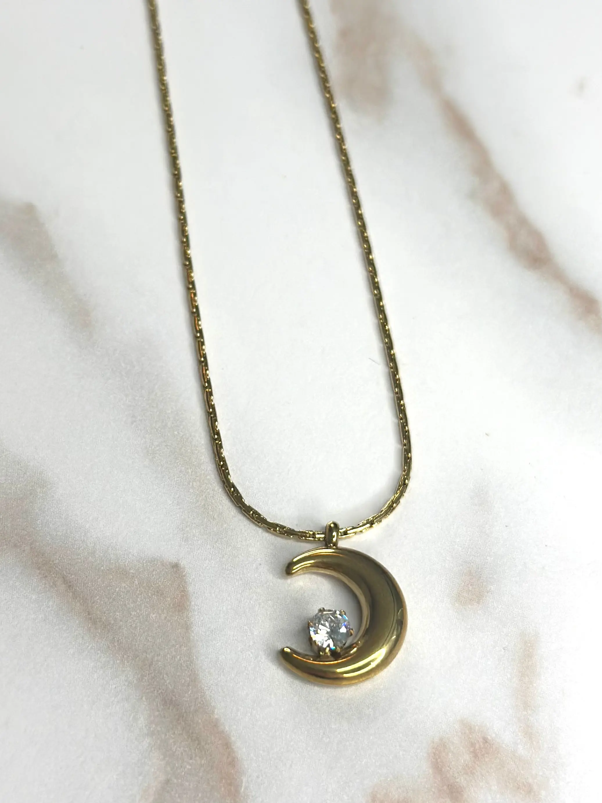Crescent moon necklace GLD Crescent moon necklace GLD