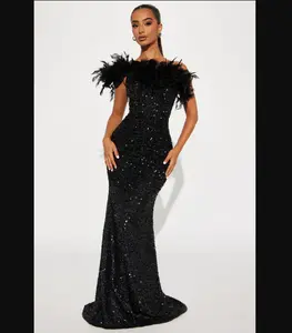 Floor Length Sequin Dress With Feather Trimmings On Neckline - Vestido De Lentejuelas Hasta El Suelo Con Adornos De Plumas En El Escote
